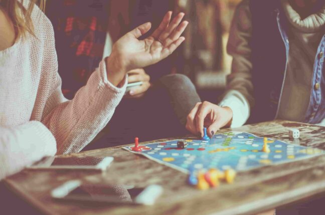 Pourquoi intégrer une soirée jeux dans votre routine hebdomadaire peut changer votre vie sociale